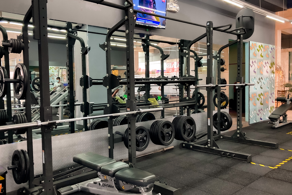 Power rack sekcia so silovými stojanmi