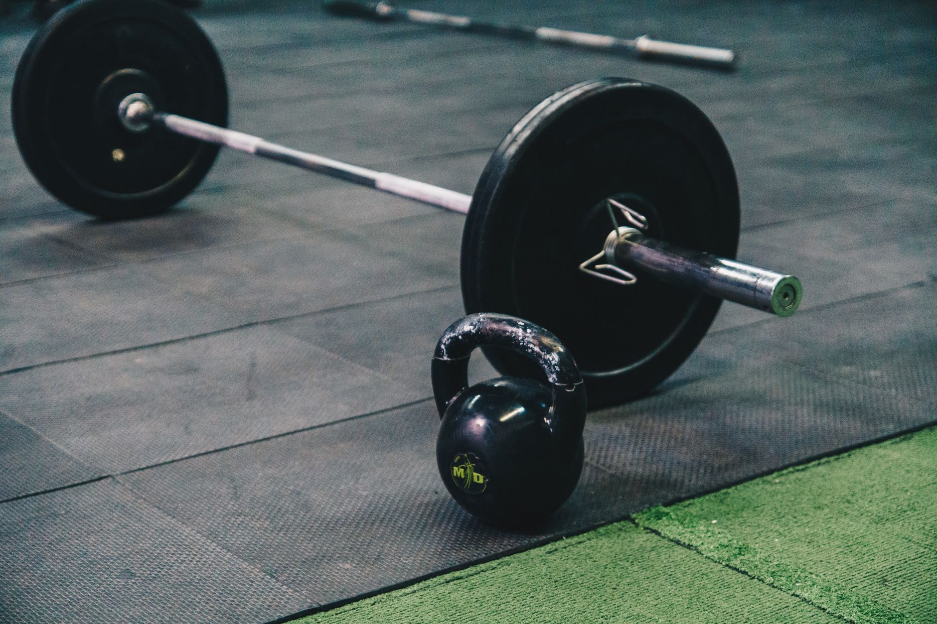 Tréningová hala 24HR FITNESS — silová zóna s voľnými činkami
